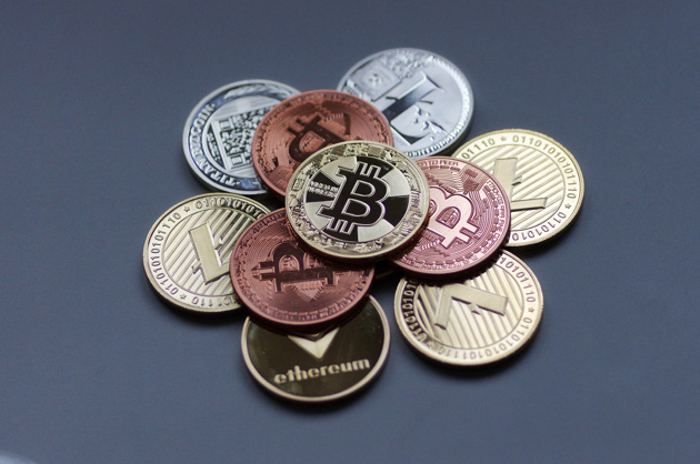 资金费率持续处于高位时，多头头寸面临哪些潜在风险？